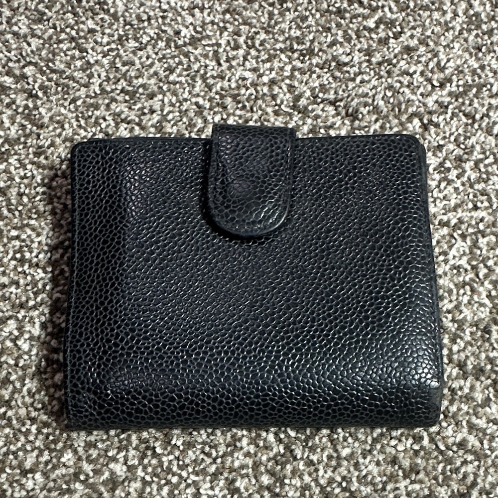 CHANEL AUTHENTIC Black Caviar Leather Card Holder with Embossed CC - Picture 2 of 16